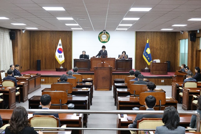 ▲ 동해시의회가 지난 28일, 제356회 임시회 제2차 본회의를 끝으로 제356회 임시회를 마무리했다. ⓒ동해시의회 ▲ 동해시의회가 지난 28일, 제356회 임시회 제2차 본회의를 끝으로 제356회 임시회를 마무리했다. ⓒ동해시의회