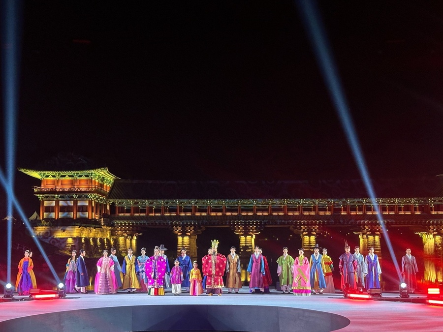▲ ‘신라 왕복’, ‘APEC 기념 한복’, ‘AI 한복’ 등 다양한 테마 패션이 시간의 흐름에 따라 전개되며, 이진희 디자이너가 제작한 AI 한복은 전통의 형태미에 인공지능 기반을 접목한 작품으로 한복의 새로운 가능성을 제시했다.ⓒ경북도
