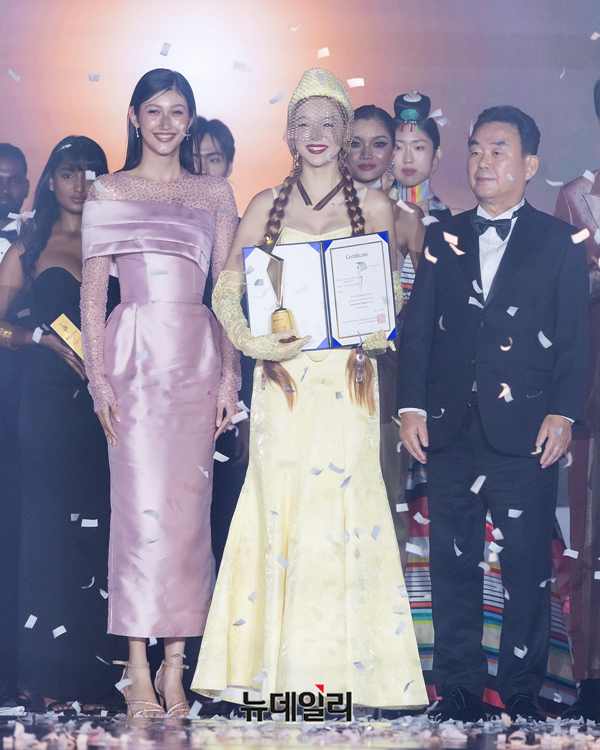 ▲ 1 Grand Prize Winner - 1 Adelina Zaria (키르기스스탄) / 2025 '패이스 오브 아시아' 그랜드 프라이즈 위너 사라, 강원랜드 대표이사 직무대행 최철규