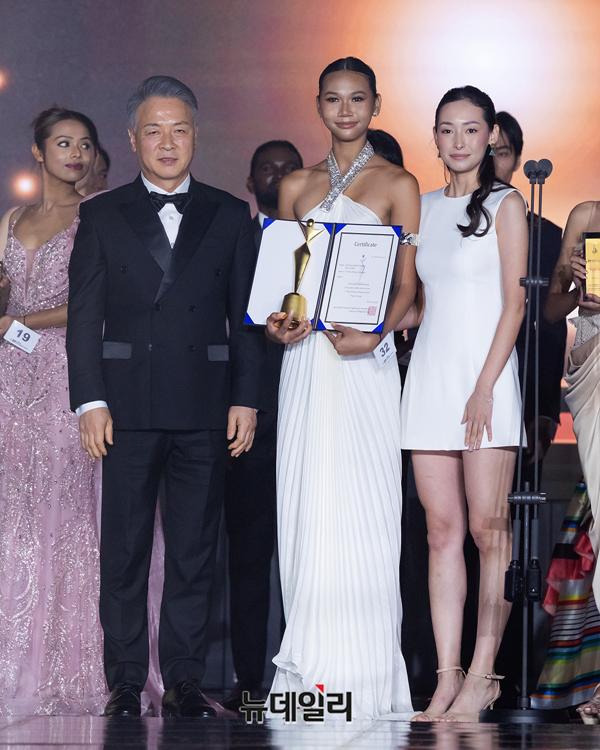 ▲ 2 1st Prize Winner (female) - 32 Wanaphon Chueaain (태국) / 아시아모델페스티벌조직위원회 양의식 회장, 2024 '페에스 오브 키르기스스탄' 대표모델 누라이