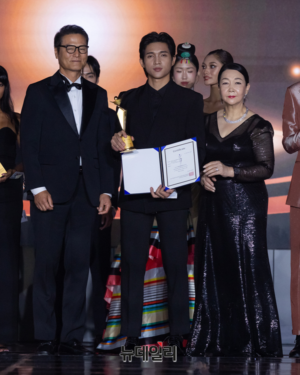 ▲ 3 1st Prize Winner (Male) - 남 10 Thuta Aung (미얀마) / 한국모델협회 임주완 회장, 한국메이크업전문가직업교류협회 안미려 회장