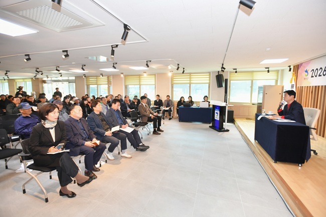 ▲ 2026년도 예산 편성을 위한 화천군 예산 설명회가 29일 하남면 하남종합문화센터에서 최문순 군수, 박대현 도의원, 류희상 군의장과 군의원, 각 실과소장, 지역주민들이 참석한 가운데 열렸다.  ⓒ화천군