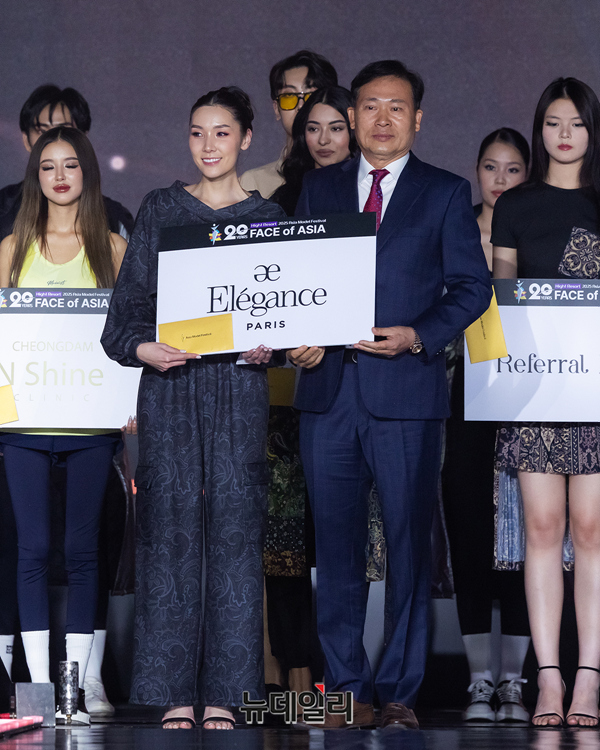 ▲ 엘레강스파리상 - 18 Lutsaikhan Enkhjin (몽골) / 다음코퍼레이션 신장우 대표