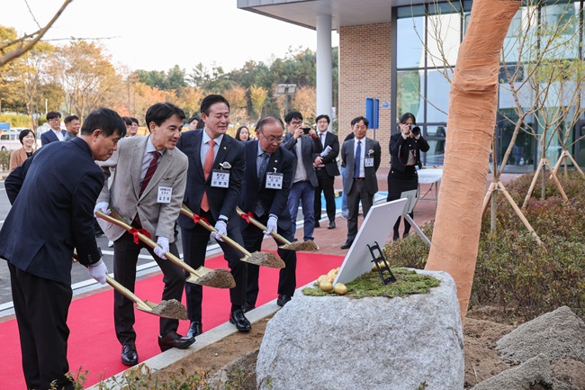 ▲ 강원특별자치도가 29일, 홍천 북방면 중화계리 일원에서 '홍천국가항체클러스터 준공식'을 개최했다. ⓒ강원특별자치도 ▲ 강원특별자치도가 29일, 홍천 북방면 중화계리 일원에서 '홍천국가항체클러스터 준공식'을 개최했다. ⓒ강원특별자치도