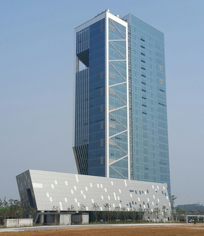 ▲ 인천 청라국제도시에 있는 로봇랜드 내 로봇타워 전경 ⓒ인천시 제공