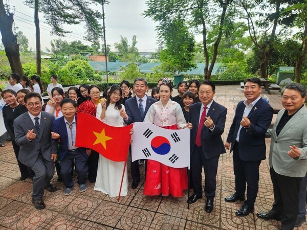 ▲ 인천시의회 대표단이 베트남 호치민시인민의회 방문해 기념촬영을 하고 있다.ⓒ인천시의회 제공