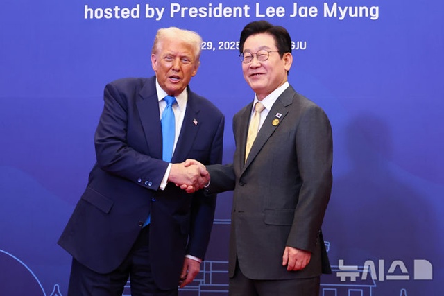 ▲ 이재명 대통령이 경북 경주 힐튼호텔에서 열린 대통령 주최 정상 특별 만찬에서 도널드 트럼프 미국 대통령을 영접하고 있다. 대통령실통신사진기자단. 251029 ⓒ뉴시스