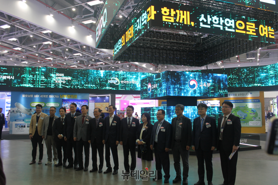 ▲ 김헌영 중앙RISE위원장이 29일 대구엑스코에서 열린 ‘2025 산학연협력 EXPO’ 개막식에 이어 영상을 보고 있다.ⓒ이길표 기자