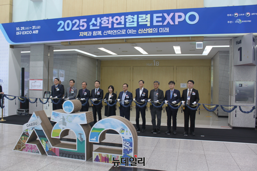 ▲ 이석래 한국연구재단 사무총장이‘2025 산학연협력 EXPO’ 개막식에서 내빈들과 함께 테이프커팅을 하고 있다.ⓒ이길표 기자