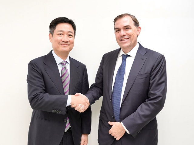 ▲ ‘2025 APEC CEO 서밋’ 현장에서 LG유플러스 홍범식 대표(왼쪽)와 AWS 맷 가먼 CEO가 기념촬영을 하는 모습.ⓒLG유플러스