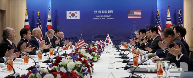 ▲ 이재명 대통령과 도널드 트럼프 미국 대통령이 경북 경주박물관에서 한·미 정상회담을 하며 손뼉 치고 있다. 251029 ⓒ뉴시스