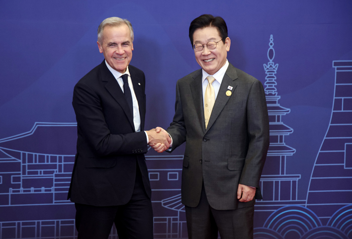 ▲ 이재명 대통령이 29일 경북 경주 힐튼호텔 그랜드볼룸에서 열린 대통령 주최 정상 특별만찬에서 마크 카니 캐나다 총리를 영접하고 있다. ⓒ대통령실통신사진기자단