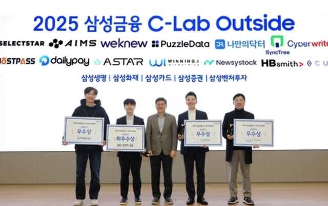 ▲ 29일 삼성금융캠퍼스에서 개최된 '2025 삼성금융 C-Lab Outside'에서 김이태 삼성카드 사장(왼쪽 세번째)이 삼성금융네트웍스를 대표해 본선 진출 스타트업 수상자들과 함께 기념촬영을 하고 있다.ⓒ삼성금융네트웍스