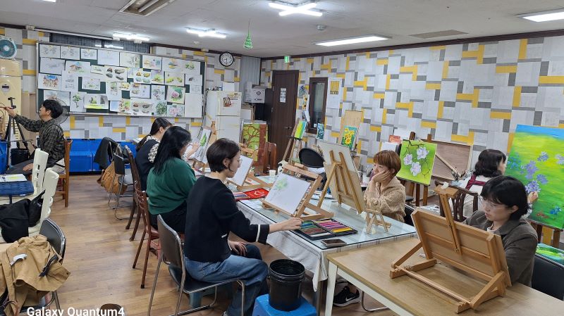 ▲ 천안시청 직원들로 구성된 미술동호회 ‘풍경’ 회원들의 활동 모습.ⓒ천안시