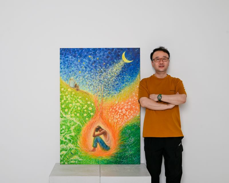 ▲ 서양화 부문 우수상을 수상한 서현민 행정지원과 기록물관리 팀장과 수상작 ‘여정(旅程)’. ⓒ천안시