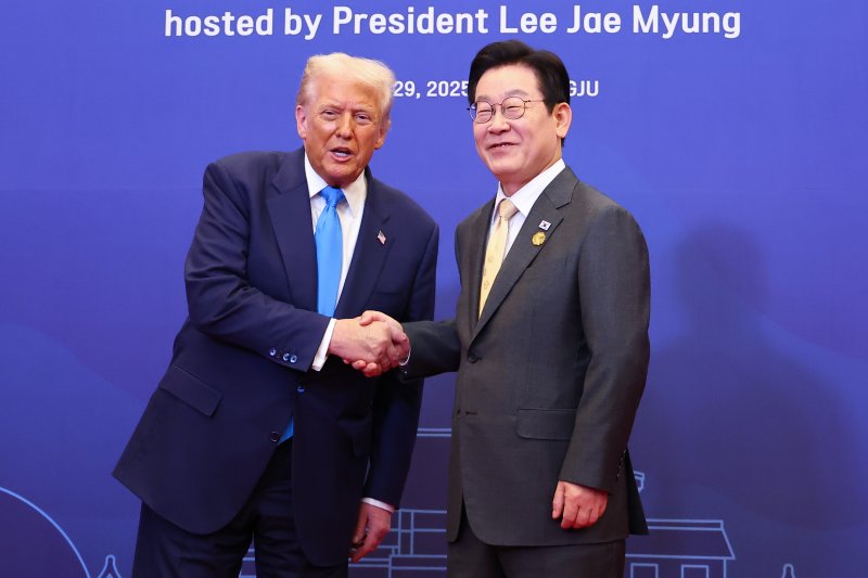 ▲ 이재명 대통령(왼쪽)이 도널드 트럼프 미국 대통령을 영접하고 있다. ⓒ대통령실통신사진기자단