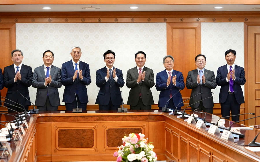 ▲ 강기정 광주광역시장이 대한민국시도지사협의회 주관 '제3회 한중 지사·성장 회의' 참석에 앞서 29일 오전 정부서울청사에서 유정복 인천광역시장, 양완밍 중국인민대외우호협회장 등과 함께 김민석 국무총리를 예방한 뒤 기념촬영을 하고 있다.ⓒ광주광역시 제공 ▲ 강기정 광주광역시장이 대한민국시도지사협의회 주관 '제3회 한중 지사·성장 회의' 참석에 앞서 29일 오전 정부서울청사에서 유정복 인천광역시장, 양완밍 중국인민대외우호협회장 등과 함께 김민석 국무총리를 예방한 뒤 기념촬영을 하고 있다.ⓒ광주광역시 제공