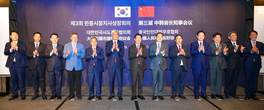 ▲ 강기정 광주광역시장이 29일 서울 포시즌스 호텔에서 열린 '제3회 한중 지사·성장 회의'에 참석해 내빈들과 기념촬영을 하고 있다.ⓒ광주광역시 제공 ▲ 강기정 광주광역시장이 29일 서울 포시즌스 호텔에서 열린 '제3회 한중 지사·성장 회의'에 참석해 내빈들과 기념촬영을 하고 있다.ⓒ광주광역시 제공