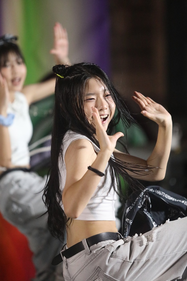 ▲ 수원 행궁동에서 지난 9월 열린 '깍 페스티벌 X 아트플레이그라운드 11th'에 참여한 그라운디수원 소속 R.C.X 김예은. ⓒ5bros_ent 제공