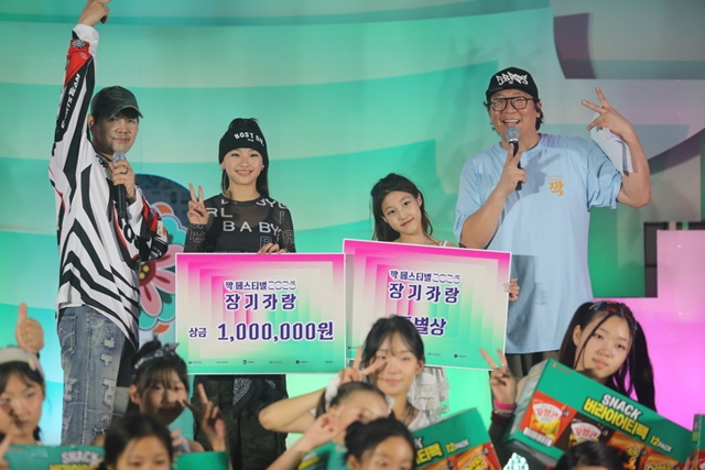 ▲ 수원 행궁동에서 지난 9월 열린 '깍 페스티벌 X 아트플레이그라운드 11th' 수상자 기념촬영. ⓒ5bros_ent 제공