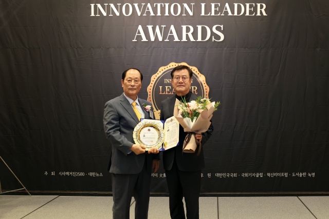 ▲ ‘혁신리더대상’을 수상한 이상복 의장ⓒ오산시의회 제공