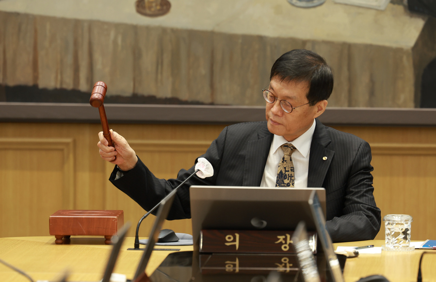 ▲ 이창용 한국은행 총재가 지난 23일 서울 중구 한국은행 본관에서 열린 금융통화위원회 본회의에서 의사봉을 두드리고 있다. ⓒ한국은행
