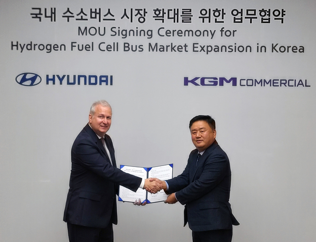 ▲ 30일 현대차 울산공장에서 열린 수소연료전지공급 업무 협약식에서 현대차그룹 HMG에너지&수소사업본부 켄 라미레즈(Ken Ramirez) 부사장(왼쪽)과 KGMC 김종현 대표이사(오른쪽)가 기념 사진을 촬영하고 있다. ⓒKGMC