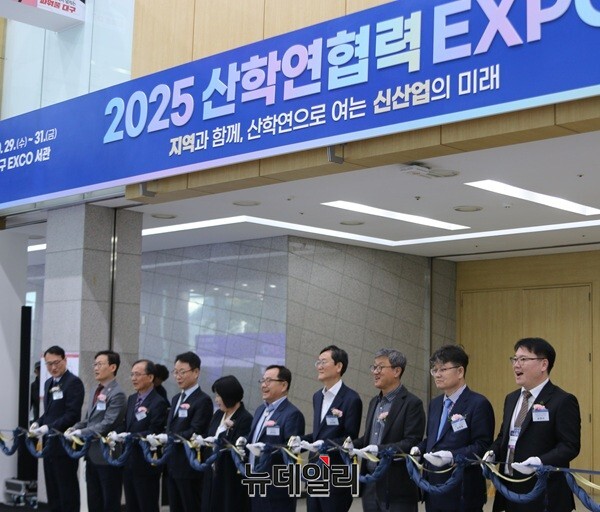 ▲ 승융제 충남RISE센터장(왼쪽에서 3번째)이 전국RISE센터장협의회장 자격으로 2025 산학연협력 EXPO 개막식에서 테이프커팅을 하고 있다. ⓒ이길표 기자