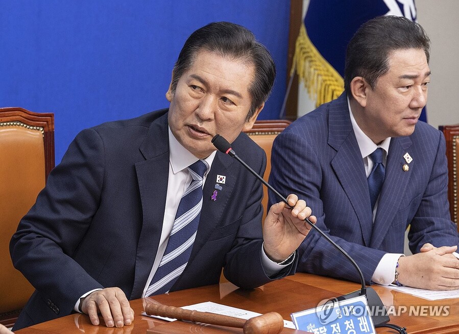 ▲ 더불어민주당 정청래 대표가 27일 국회에서 열린 최고위원회의에 입장해 발언 시작 전 회의실에 설치돼 있는 연합인포맥스 경제 상황 모니터에서 4000포인트를 넘어선 코스피 등 증시 상황을 살피고 있다. ⓒ연합뉴스