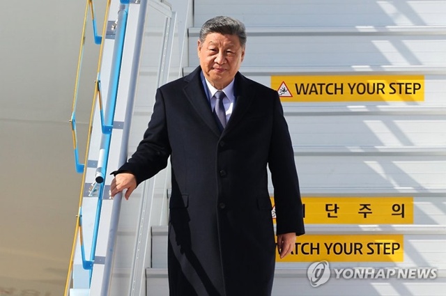 ▲ 경주 APEC 정상회의 참석을 위해 국빈 방한한 시진핑 중국 국가주석이 부산 김해국제공항에 도착해 전용기에서 내려오고 있다. 251030 ⓒ연합뉴스
