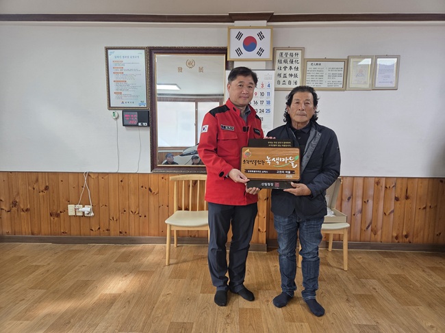 ▲ 강원 삼척시 미로면 고천리 마을이 '소각산불 없는 녹색마을'로 지정돼 지난 27일 마을회관에서 현판식이 열렸다. 행사에는 고천리장 및 마을주민들과 시 관계자 등이 참석해 현판과 함께 상품권 100만 원이 전달됐다. ⓒ삼척시 ▲ 강원 삼척시 미로면 고천리 마을이 '소각산불 없는 녹색마을'로 지정돼 지난 27일 마을회관에서 현판식이 열렸다. 행사에는 고천리장 및 마을주민들과 시 관계자 등이 참석해 현판과 함께 상품권 100만 원이 전달됐다. ⓒ삼척시