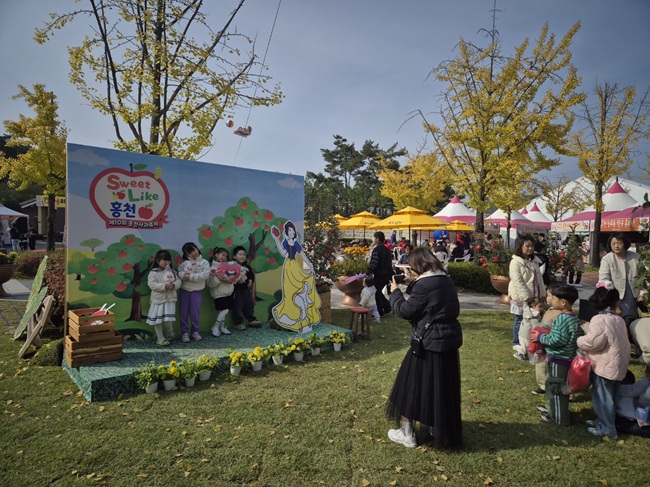 ▲ 홍천군이 30일 오전 10시, 홍천 도시산림공원 토리숲 메인무대에서 '제23회 홍천 인삼·한우 명품축제' 와 '제10회 홍천사과축제' 개장식을 시작으로 본격적인 축제의 서막을 올렸다. ⓒ홍천군 ▲ 홍천군이 30일 오전 10시, 홍천 도시산림공원 토리숲 메인무대에서 '제23회 홍천 인삼·한우 명품축제' 와 '제10회 홍천사과축제' 개장식을 시작으로 본격적인 축제의 서막을 올렸다. ⓒ홍천군