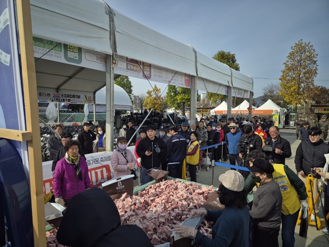 ▲ 홍천군이 30일 오전 10시, 홍천 도시산림공원 토리숲 메인무대에서 '제23회 홍천 인삼·한우 명품축제' 와 '제10회 홍천사과축제' 개장식을 시작으로 본격적인 축제의 서막을 올렸다. ⓒ홍천군 ▲ 홍천군이 30일 오전 10시, 홍천 도시산림공원 토리숲 메인무대에서 '제23회 홍천 인삼·한우 명품축제' 와 '제10회 홍천사과축제' 개장식을 시작으로 본격적인 축제의 서막을 올렸다. ⓒ홍천군