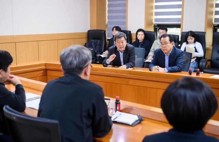 ▲ 남한권 울릉군수와 이상시 울릉군의회 의장 등 관계자가 최근 포항지방해양수산청을 찾아 겨울철 해상교통 단절에 대한 특단의 대책을 촉구하고 있다.ⓒ울릉군
