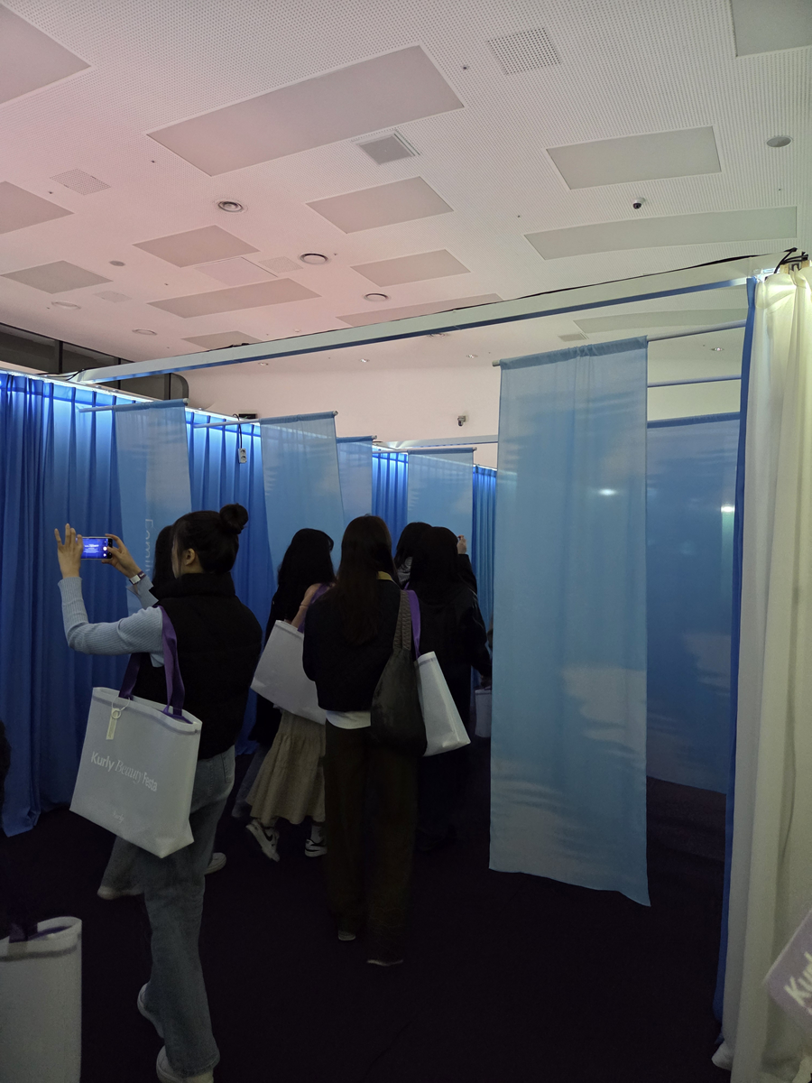 ▲ 세레니티 정원을 설명하는 장소에서 사람들이 사진을 찍고 있다. ⓒ남수지 기자