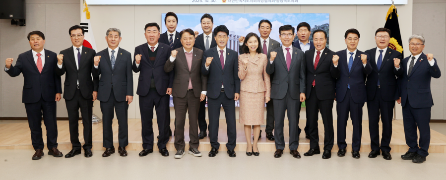 ▲ 이양섭 충북도의장이 김영환 충북도지사, 윤건영 충북도교유감 등이 참석한 가운데 시도의장들과 기념 사진을 촬영하고 있다.ⓒ충북도의회