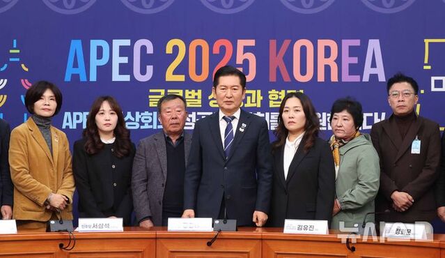 ▲ 정청래 더불어민주당 대표가 30일 서울 여의도 국회에서 열린 12.29 무안공항 제주항공여객기 참사 유가족협의회 대표단 면담에서 김유진(오른쪽 세번째) 유가족협의회 대표를 비롯한 참석자들과 기념촬영을 하고 있다. ⓒ뉴시스