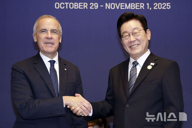 ▲ 이재명 대통령과 마크 카니 캐나다 총리가 30일 경북 경주시 한 호텔에서 한-캐나다 정상회담 기념촬영을 하고 있다. 2025.10.30. ⓒ뉴시스