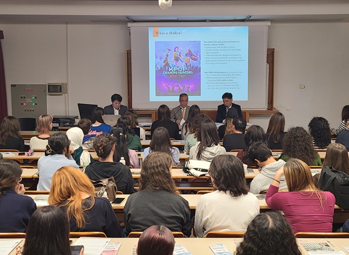 ▲ 윤재웅 동국대 총장이 이탈리아 카포스카리대학에서 한류 관련 특강을 진행하고 있다.ⓒ동국대