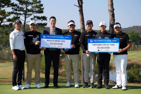 ▲ 지난 29일 경기도 여주시에 위치한 페럼클럽에서 진행한 '더채리티클래식 2025 기부금 전달식'에서 (왼쪽부터)옥태훈 프로, 함정우 프로, 김용운 동아제약 상무, 최승빈 프로, 송민혁 프로, 박상현 프로가 기념사진을 촬영하고 있다. ⓒ동아쏘시오홀딩스