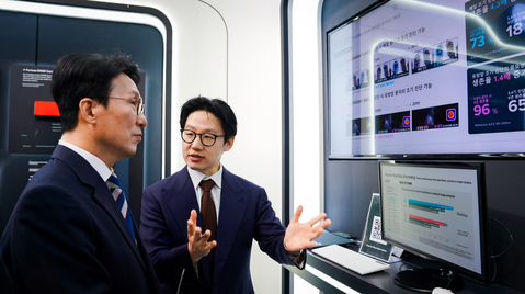 ▲ 서범석(오른쪽) 루닛 대표가 30일 경북 경주시 경주엑스포대공원 첨단미래산업관 내 루닛 부스를 방문한 김민석(왼쪽) 국무총리 등 참석자들에게 AI 암 진단 솔루션 '루닛 인사이트'를 시연하고 있다. ⓒ루닛