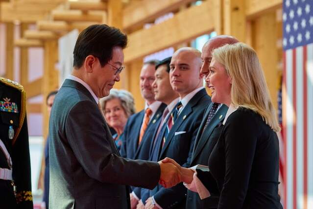 ▲ 이재명 대통령이 지난 29일 경북 경주박물관에서 열린 도널드 트럼프 미국 대통령 공식 환영식에서 캐럴라인 래빗 백악관 대변인과 인사하고 있다. 출처=대한민국대통령실ⓒ뉴시스