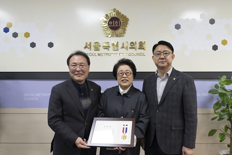 ▲ 김종희 상명대 총장(가운데)이 문화예술 발전에 이바지한 공로로 서울시의회로부터 표창을 받고 이종환 서울시의회 부의장(왼쪽), 김춘곤 서울시의회 의원과 함께 기념사진을 촬영하고 있다.ⓒ상명대