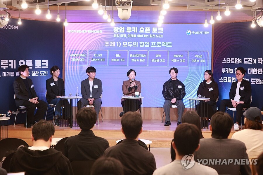 ▲ 한성숙 중소벤처기업부 장관이 30일 서울 강남구 팁스타운에서 열린 '제10차 창업벤처 간담회 창업 루키 오픈 토크'에서 패널 토론을 하고 있다. ⓒ연합뉴스