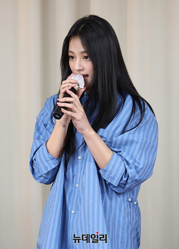 ▲ 지난해 11월 28일 오후 서울 강남구 스페이스쉐어 삼성역센터 갤럭시홀에서 열린 '전속계약 해지' 관련 기자회견에 참석한 뉴진스의 민지. ⓒ서성진 기자