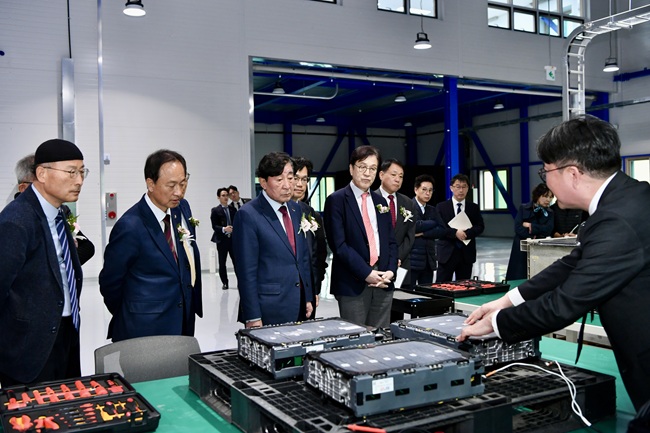 ▲ 강원특별자치도가 30일, 횡성군 묵계리에서 '이모빌리티 기업지원센터' 및 '전기차 배터리 안전성 평가센터' 합동 준공식을 개최했다. ⓒ횡성군 ▲ 강원특별자치도가 30일, 횡성군 묵계리에서 '이모빌리티 기업지원센터' 및 '전기차 배터리 안전성 평가센터' 합동 준공식을 개최했다. ⓒ횡성군