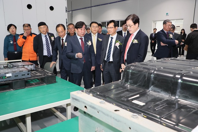 ▲ 강원특별자치도가 30일, 횡성군 묵계리에서 '이모빌리티 기업지원센터' 및 '전기차 배터리 안전성 평가센터' 합동 준공식을 개최했다. ⓒ강원특별자치도 ▲ 강원특별자치도가 30일, 횡성군 묵계리에서 '이모빌리티 기업지원센터' 및 '전기차 배터리 안전성 평가센터' 합동 준공식을 개최했다. ⓒ강원특별자치도