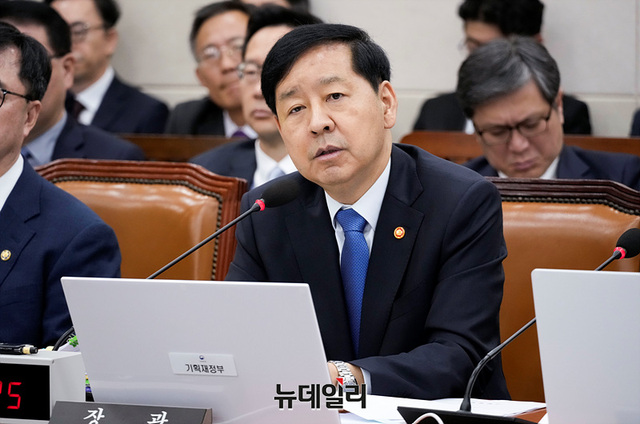 ▲ 구윤철 부총리 겸 기획재정부 장관이 지난 13일 오전 국회에서 열린 기획재정위원회의 기획재정부에 대한 국정감사에서 의원들의 질의에 답하고 있다. ⓒ이종현 기자