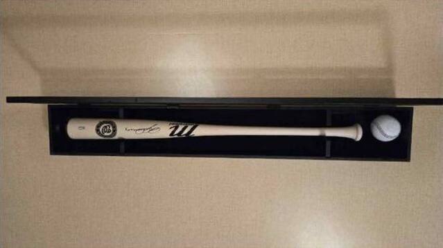 ▲ 대통령실은 도널드 트럼프 미국 대통령이 이재명 대통령에게 경주 한미 정상회담 계기 야구배트 및 야구공을 선물했다고 30일 밝혔다. 미국 측은 해당 선물에 대해 미국 선교사들이 처음으로 한국에 야구를 소개한 역사에서 비롯된 한미 양국의 깊은 문화적 유대와 공동의 가치를 상징한다고 전했다. ⓒ대통령실 제공