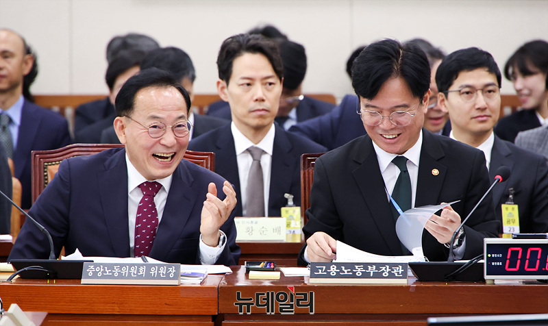 ▲ 김영훈 고용노동부 장관과 김태기 중앙노동위원회 위원장이 30일 오후 국회에서 열린 기후에너지환경노동위원회 종합감사에서 대화를 나누고 있다. ⓒ서성진 기자